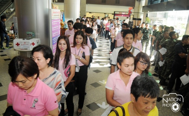 คนไทยหลั่งไหลบริจาคเลือดแน่นสภากาชาด ช่วยผู้บาดเจ็บเหตุระเบิด
