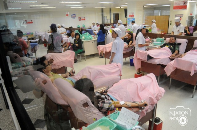 คนไทยหลั่งไหลบริจาคเลือดแน่นสภากาชาด ช่วยผู้บาดเจ็บเหตุระเบิด