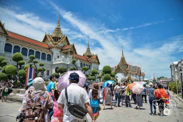 นักท่องเที่ยวชมวัดพระแก้ว แม้เกิดเหตุระเบิดกลางกรุง