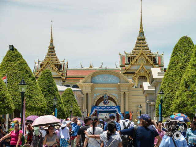 นักท่องเที่ยวชมวัดพระแก้ว แม้เกิดเหตุระเบิดกลางกรุง