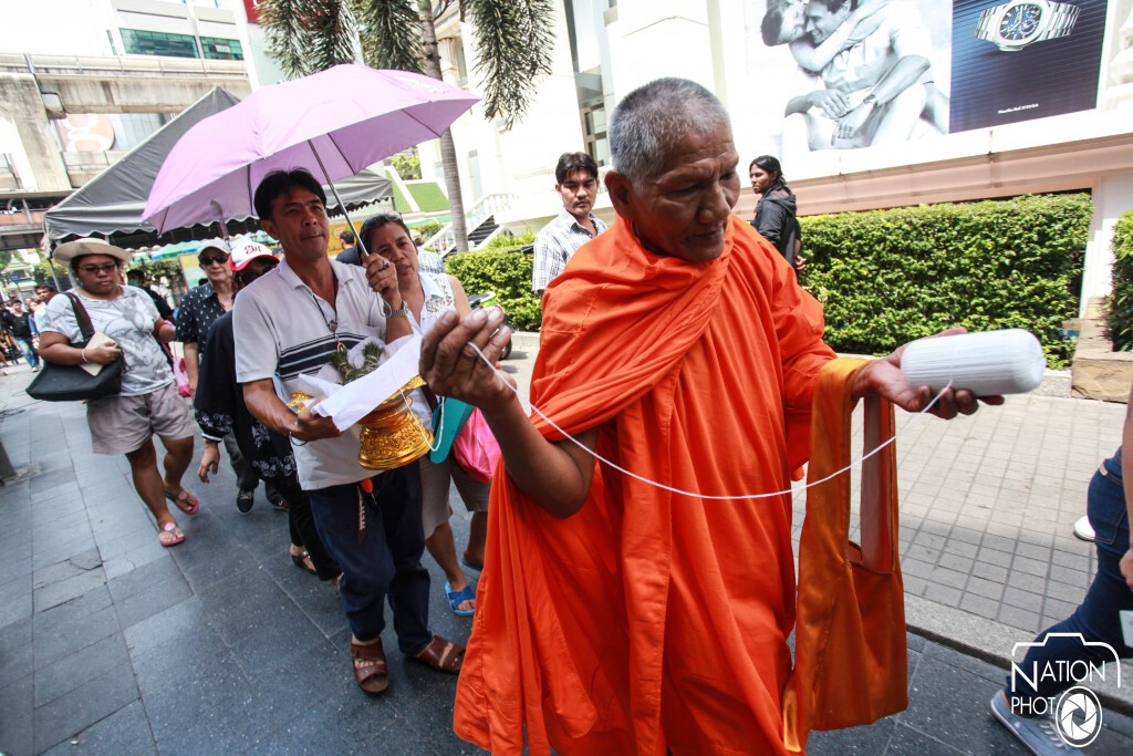 ญาตินำพระสงฆ์เชิญวิญญาณเหยื่อระเบิดราชประสงค์ ญาตินำพระสงฆ์เชิญวิญญาณเหยื่อระเบิดราชประสงค์