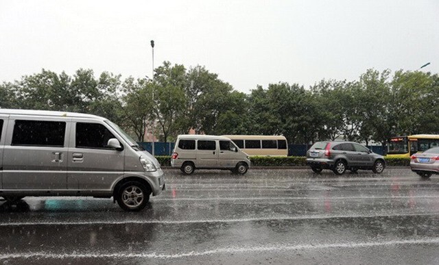 ช็อค! โฟมสีขาวลอยเต็มถนน หลังฝนตกที่เทียนจิน