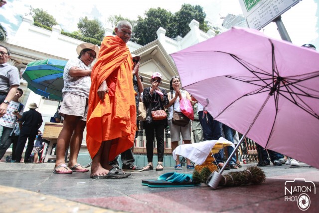 ญาตินำพระสงฆ์เชิญวิญญาณเหยื่อระเบิดราชประสงค์