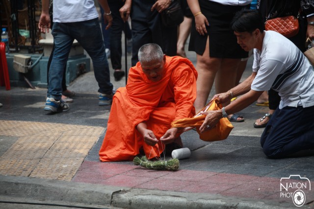 ญาตินำพระสงฆ์เชิญวิญญาณเหยื่อระเบิดราชประสงค์