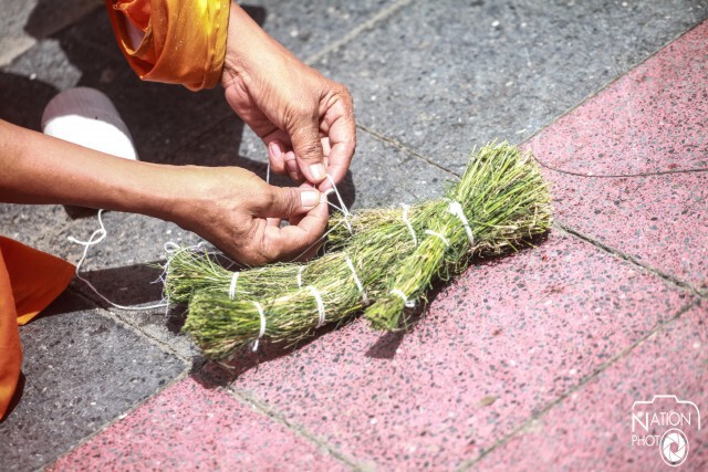 ญาตินำพระสงฆ์เชิญวิญญาณเหยื่อระเบิดราชประสงค์