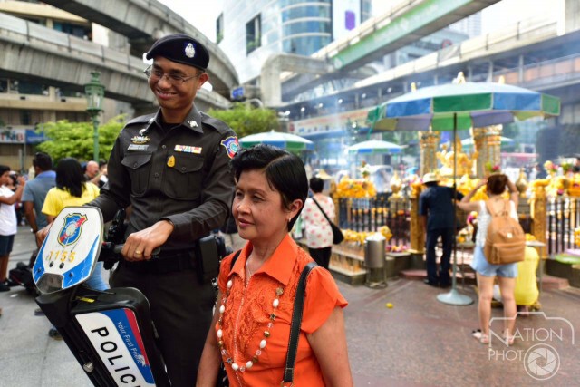 นักท่องเที่ยวแวะเวียนมาสักการะท้าวพระพรหมอย่างต่อเนื่อง