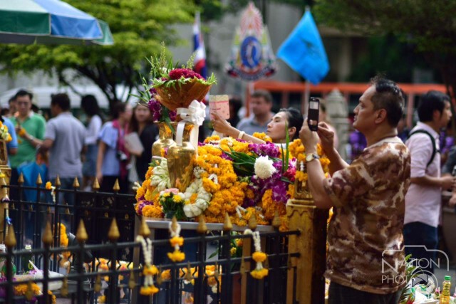 นักท่องเที่ยวแวะเวียนมาสักการะท้าวพระพรหมอย่างต่อเนื่อง