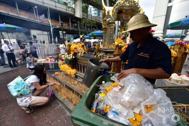 นักท่องเที่ยวแวะเวียนมาสักการะท้าวพระพรหมอย่างต่อเนื่อง