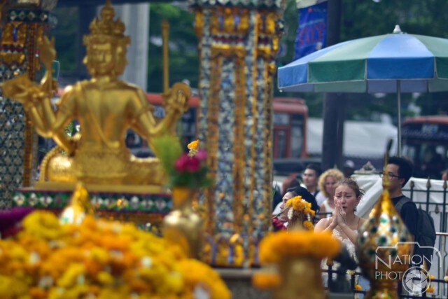 นักท่องเที่ยวแวะเวียนมาสักการะท้าวพระพรหมอย่างต่อเนื่อง