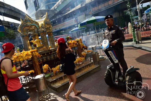 นักท่องเที่ยวแวะเวียนมาสักการะท้าวพระพรหมอย่างต่อเนื่อง