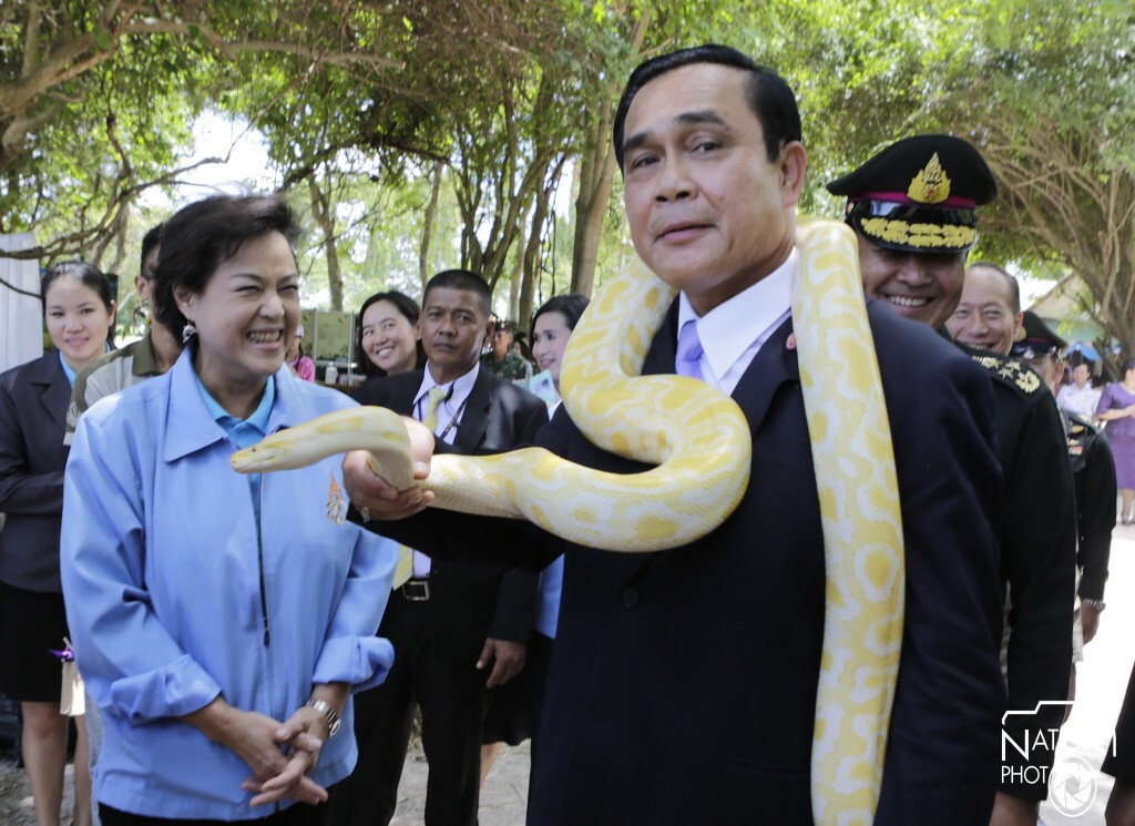 "ประยุทธ์" จับงูคล้องคอ โชว์สื่อ "ประยุทธ์" จับงูคล้องคอ โชว์สื่อ