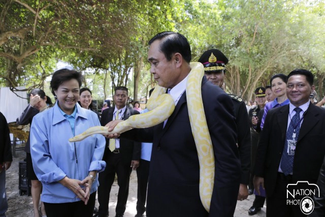 "ประยุทธ์" จับงูคล้องคอ โชว์สื่อ