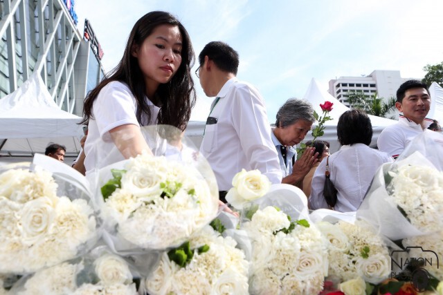 วางดอกไม้อาลัยเหตุระเบิดราชประสงค์