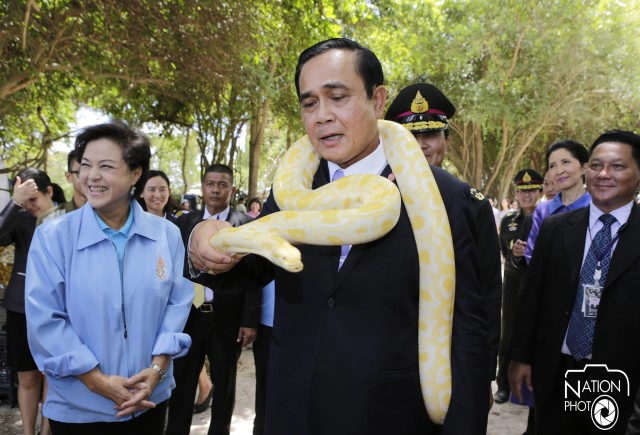 "ประยุทธ์" จับงูคล้องคอ โชว์สื่อ