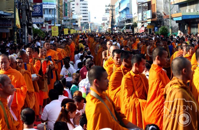 เสนอ 4 ทางออกยุติประท้วงตักบาตรพระสงฆ์หมื่นรูป