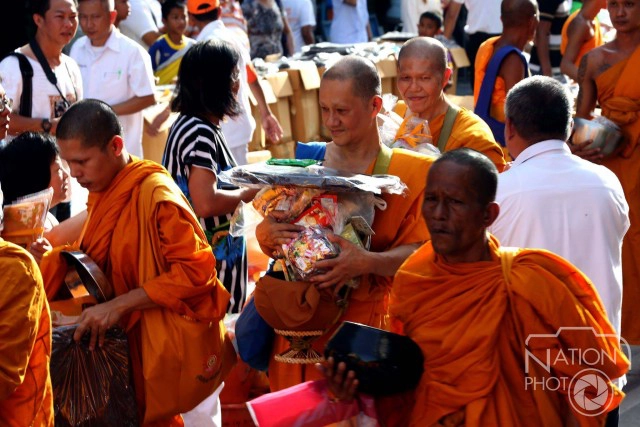 เสนอ 4 ทางออกยุติประท้วงตักบาตรพระสงฆ์หมื่นรูป