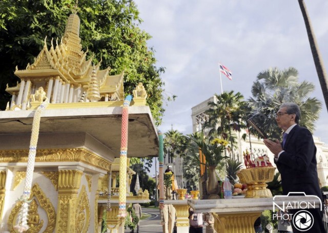 "สมคิด"สักการะสิ่งศักดิ์สิทธิ์ประจำทำเนียบก่อนเริ่มงานวันแรก