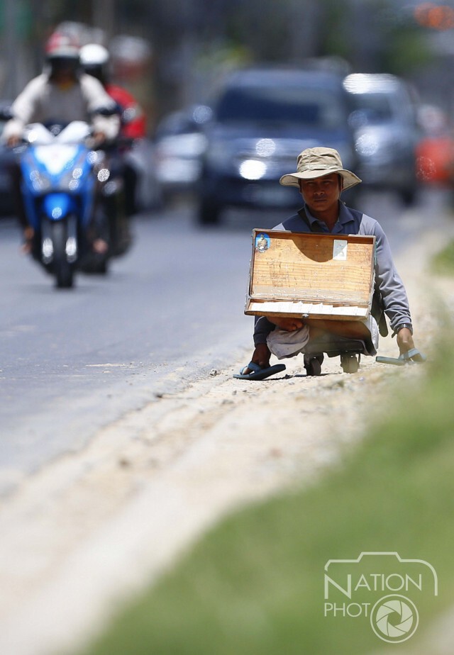หนุ่มสุรินทร์พิการขา ขายลอตเตอรี่หาเลี้ยงครอบครัว