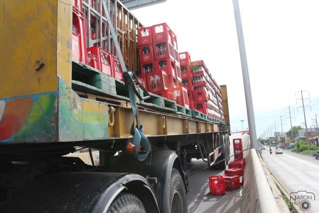 ลังบรรจุขวดโค้ก ร่วงเต็มถนนต่างระดับแยกปู่โพธิ์