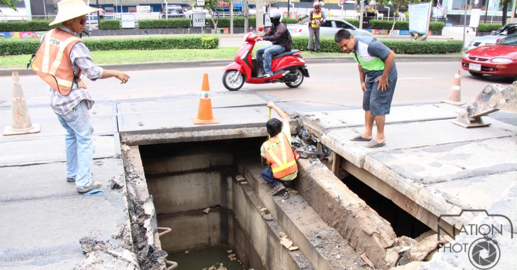 ฝาวางท่อประปาถนนรัชดายุบ 2 เลนทำจราจรติดขัด