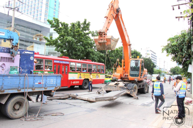 ฝาวางท่อประปาถนนรัชดายุบ 2 เลนทำจราจรติดขัด