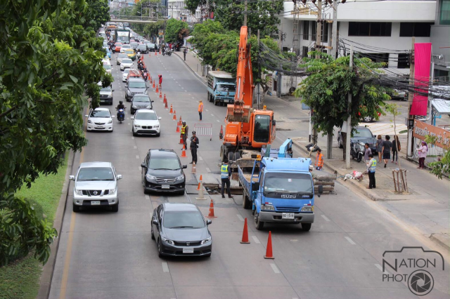 ฝาวางท่อประปาถนนรัชดายุบ 2 เลนทำจราจรติดขัด