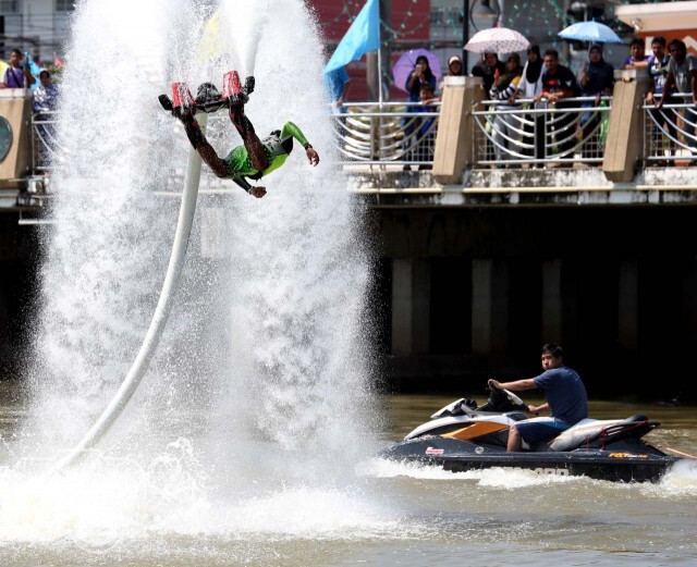 "แชมป์โลก Flybaord" โชว์ลีลาอวดสายตาประชาชนที่งานเทศกาลน้ำปัตตานี