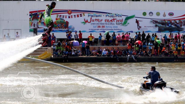 "แชมป์โลก Flybaord" โชว์ลีลาอวดสายตาประชาชนที่งานเทศกาลน้ำปัตตานี
