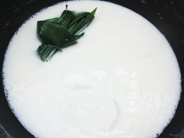 Cooking is Fun : ขนมเข่งน้ำกะทิใบเตยมะพร้าวอ่อนใส่ไข่