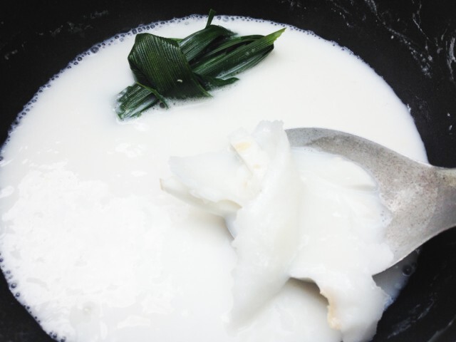 Cooking is Fun : ขนมเข่งน้ำกะทิใบเตยมะพร้าวอ่อนใส่ไข่