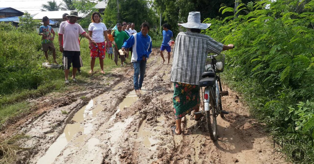 ชาวบ้านร้องตรวจสอบถนนหมดสัญญา ทำไม่เสร็จ พังสัญจรไม่ได้ ชาวบ้านร้องตรวจสอบถนนหมดสัญญา ทำไม่เสร็จ พังสัญจรไม่ได้