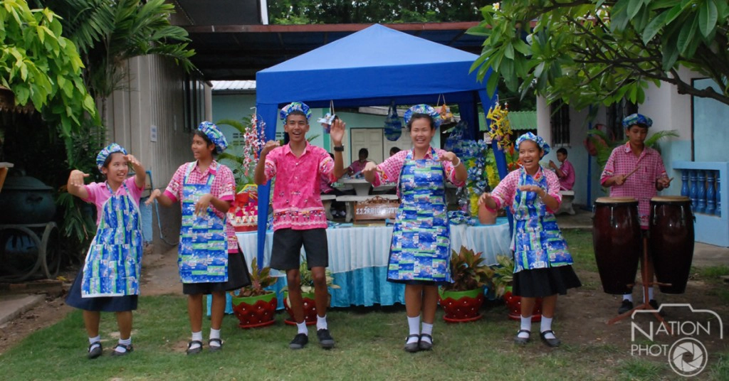 นร.ใช้ถุงนมโรงเรียน มาทำผ้ากันเปื้อน หมวก กระเป๋า สร้างรายได้