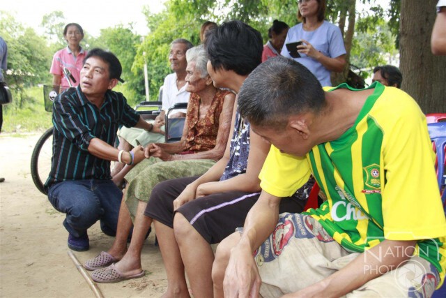 แม่เฒ่า 81 ปี เลี้ยงครอบครัวพิการ 3 ชีวิต