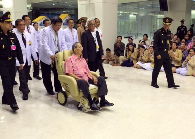 "ในหลวง"เสด็จฯ เยี่ยมชมสินค้าในร้านโกลเด้นเพลซ ร.พ.ศิริราช