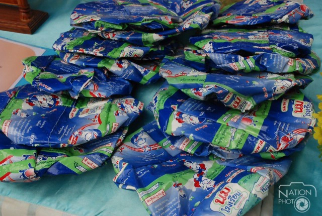 นร.ใช้ถุงนมโรงเรียน มาทำผ้ากันเปื้อน หมวก กระเป๋า สร้างรายได้