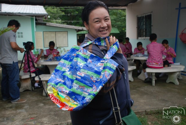 นร.ใช้ถุงนมโรงเรียน มาทำผ้ากันเปื้อน หมวก กระเป๋า สร้างรายได้