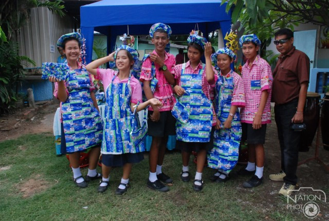 นร.ใช้ถุงนมโรงเรียน มาทำผ้ากันเปื้อน หมวก กระเป๋า สร้างรายได้