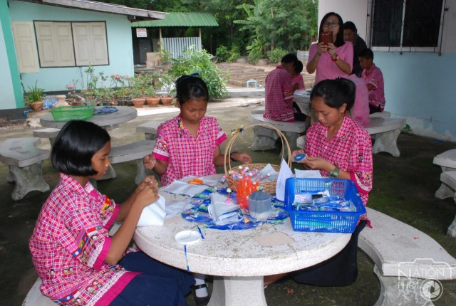 นร.ใช้ถุงนมโรงเรียน มาทำผ้ากันเปื้อน หมวก กระเป๋า สร้างรายได้