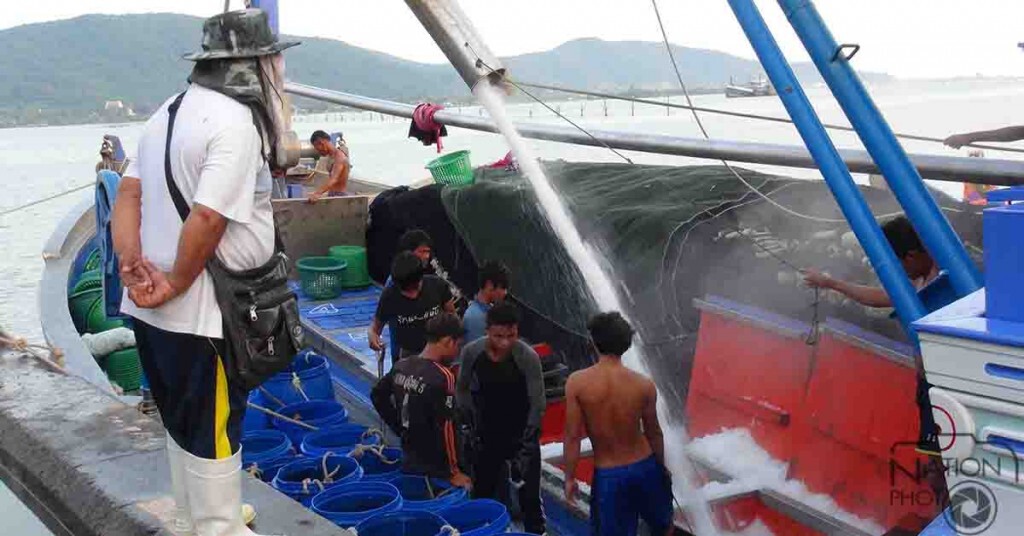 ท่าเทียบเรือสงขลายังคึกคัก แม้เป็นช่วงเรือต้องจอดเป็นวันที่ 2