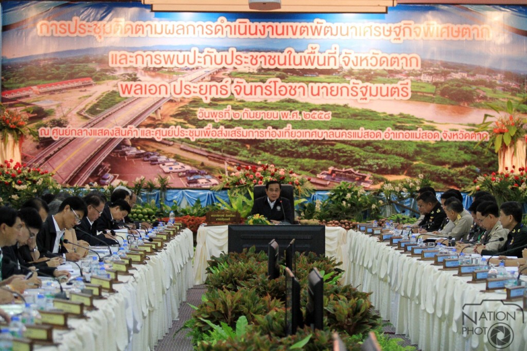 นายกฯ ลงพื้นที่ จ.ตาก สั่งผู้ว่าฯ ทำความเข้าใจปชช.อย่าให้มีขัดแย้ง