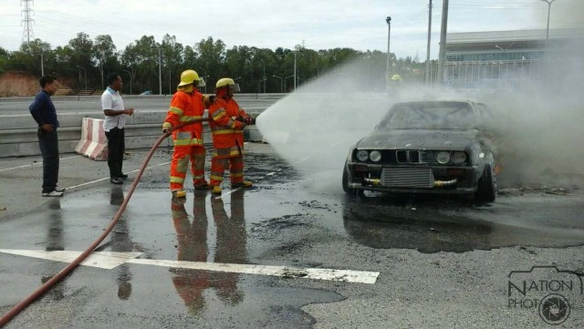 ไฟไหม้รถดริฟท์ โชคดีเจ้าของรถหนีออกมาได้หวุดหวิด