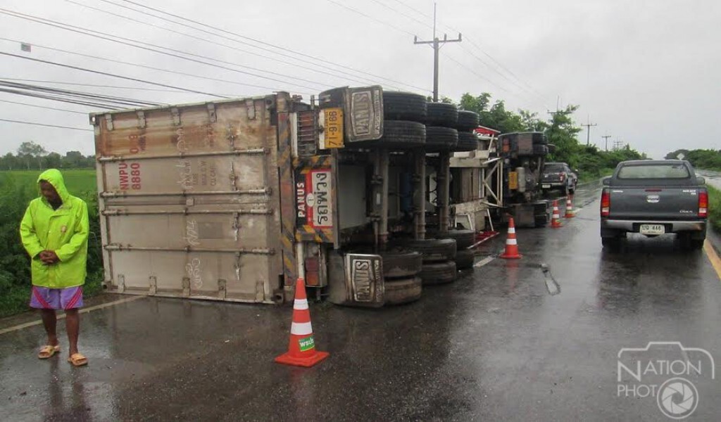 ฝนตกหนักถนนลื่น รถบรรทุกทุเรียน 19 ตันคว่ำ ฝนตกหนักถนนลื่น รถบรรทุกทุเรียน 19 ตันคว่ำ