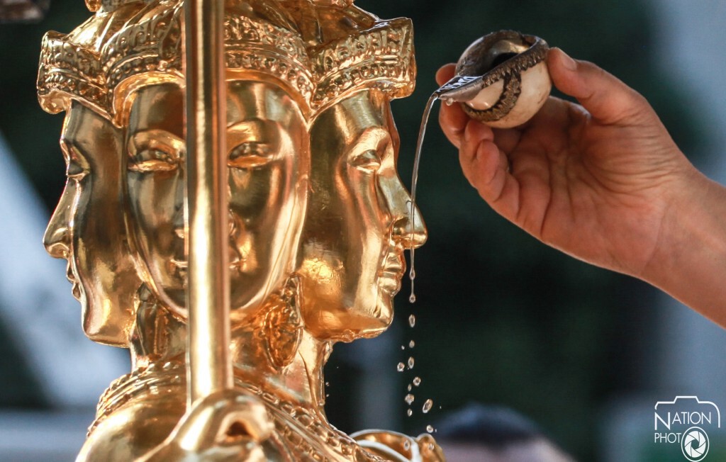 คนหลั่งไหลสักการะ วันบวงสรวงสมโภชท้าวมหาพรหม คนหลั่งไหลสักการะ วันบวงสรวงสมโภชท้าวมหาพรหม