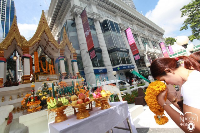 คนหลั่งไหลสักการะ วันบวงสรวงสมโภชท้าวมหาพรหม