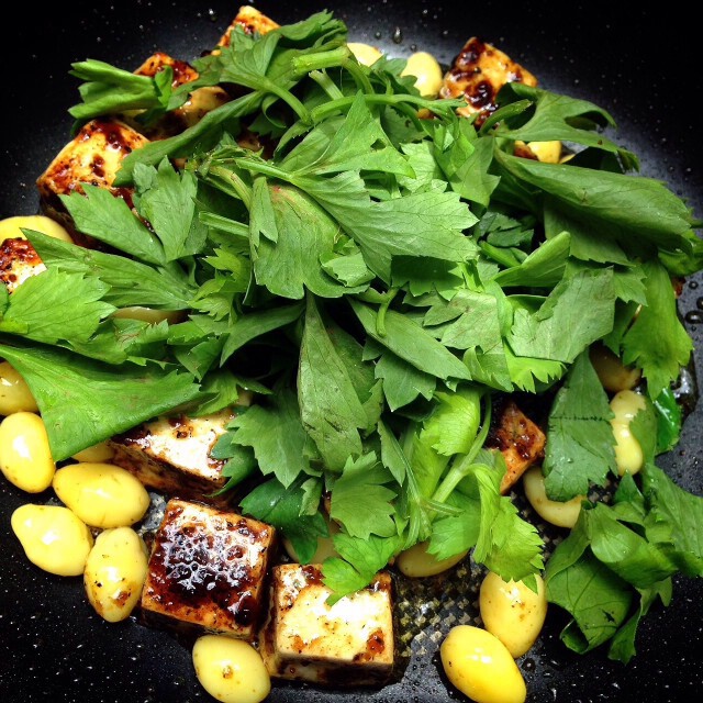 Cooking is Fun : เต้าหู้เนื้อปลาผัดคื่นช่ายพริกไทยดำแปะก้วย