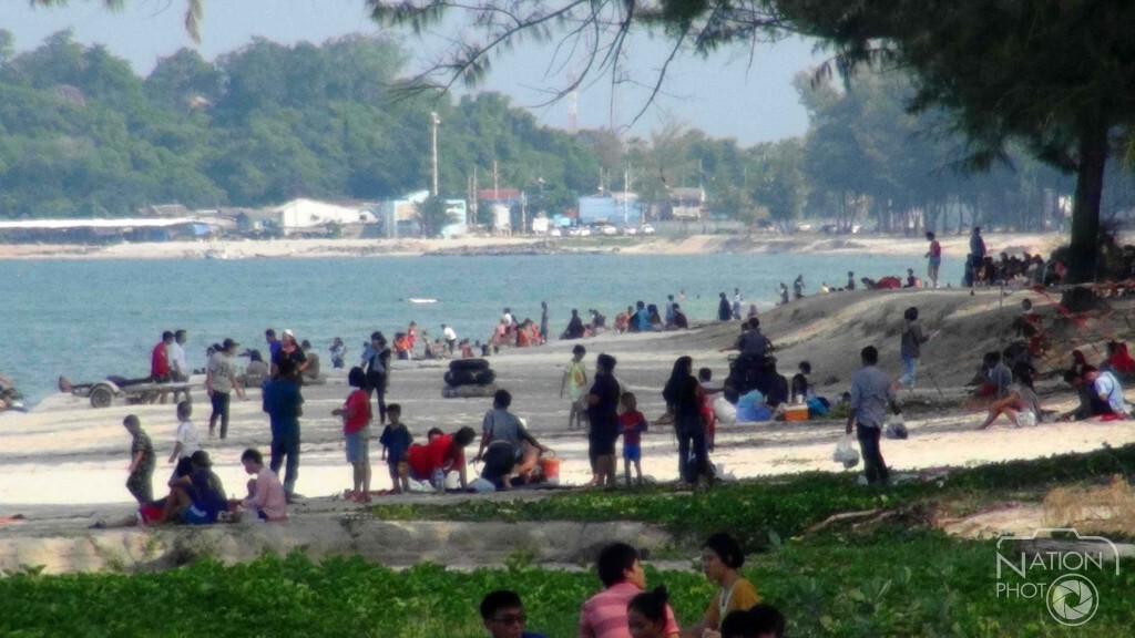 หาดสมิหลาคึกคักหลังไร้ควันปกคลุมสงขลา หาดสมิหลาคึกคักหลังไร้ควันปกคลุมสงขลา