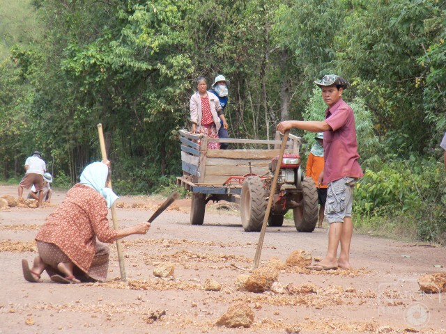 ชาวบ้านระดมแรงงาน ซ่อมถนนหมู่บ้าน ไม่พึ่งราชการ