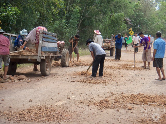 ชาวบ้านระดมแรงงาน ซ่อมถนนหมู่บ้าน ไม่พึ่งราชการ
