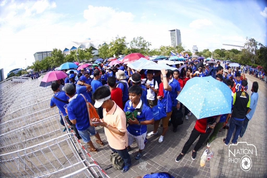 สุดคึกคัก! แฟนบอลแน่นหน้าสนามราชมังคลาฯ รอเกม "ไทย-อิรัก"