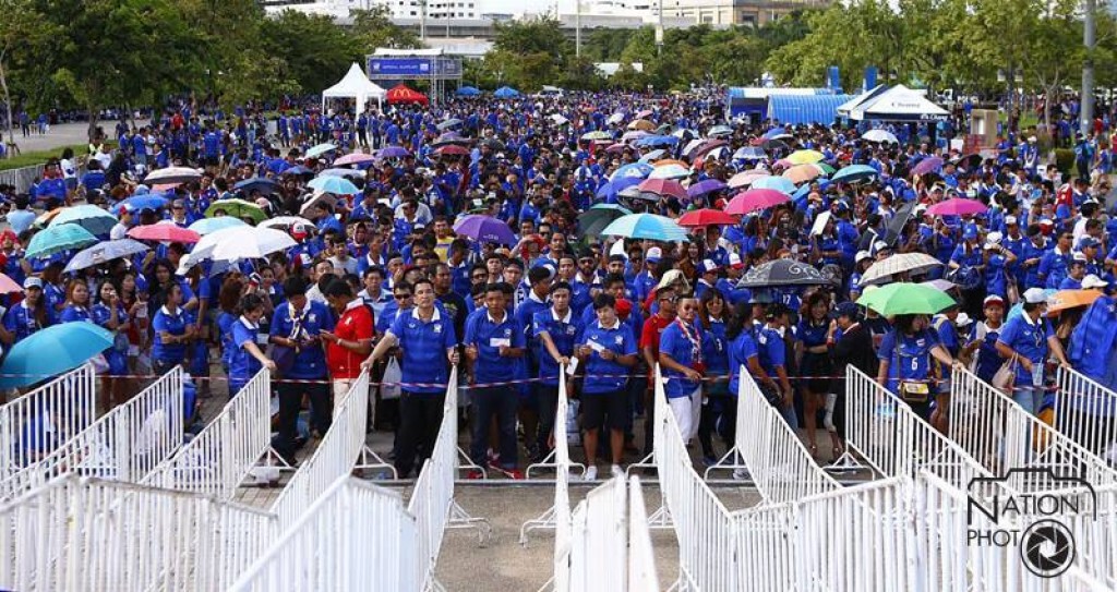 คลื่นแฟนบอลไทยทะลักเข้าสนามราชมังคลาฯ คลื่นแฟนบอลไทยทะลักเข้าสนามราชมังคลาฯ